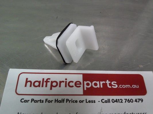 Holden CG7 Captiva / Epica Genuine Rocker Panel Front Moulding Clip New Part
