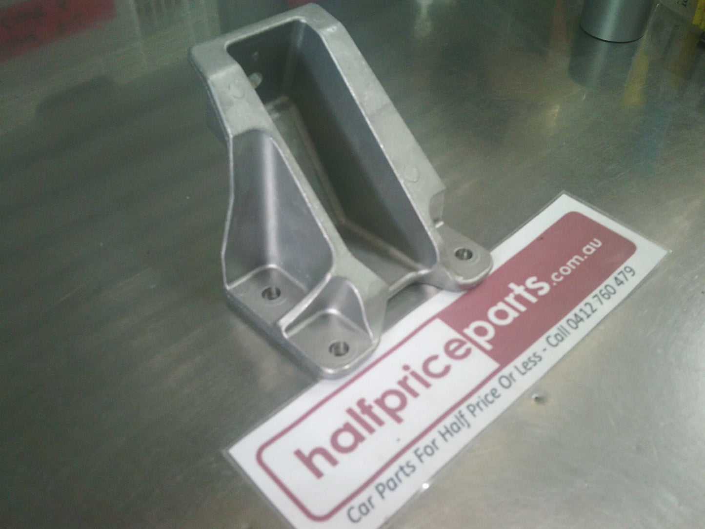 Holden VE Commodore 3.0L V6 Genuine Right Hand Engine Mount Bracket New Part