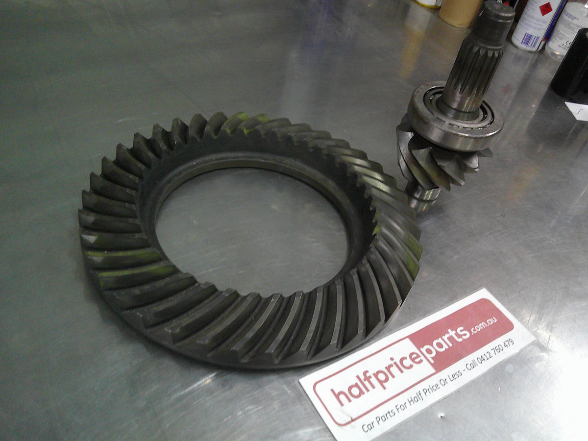 Isuzu FRR Truck Genuine Rear Final Drive Gear Set New Part