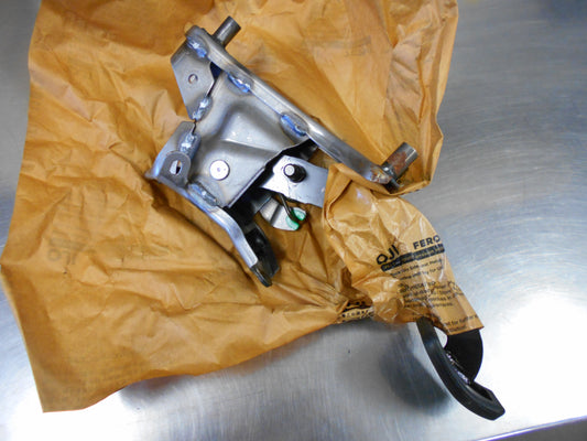 Nissan Juke Genuine Clutch Pedal With Bracket Assembly New Part
