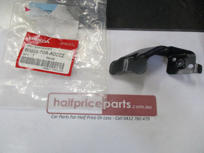 Honda CR-V Genuine Front Right Guard Bracket New Part