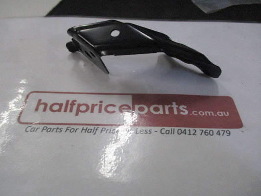 Honda CR-V Genuine Front Right Guard Bracket New Part