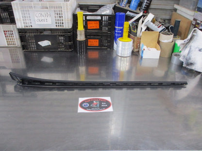 Hyundai Santa Fe Genuine Right Hand Front Reveal Moulding  New Part