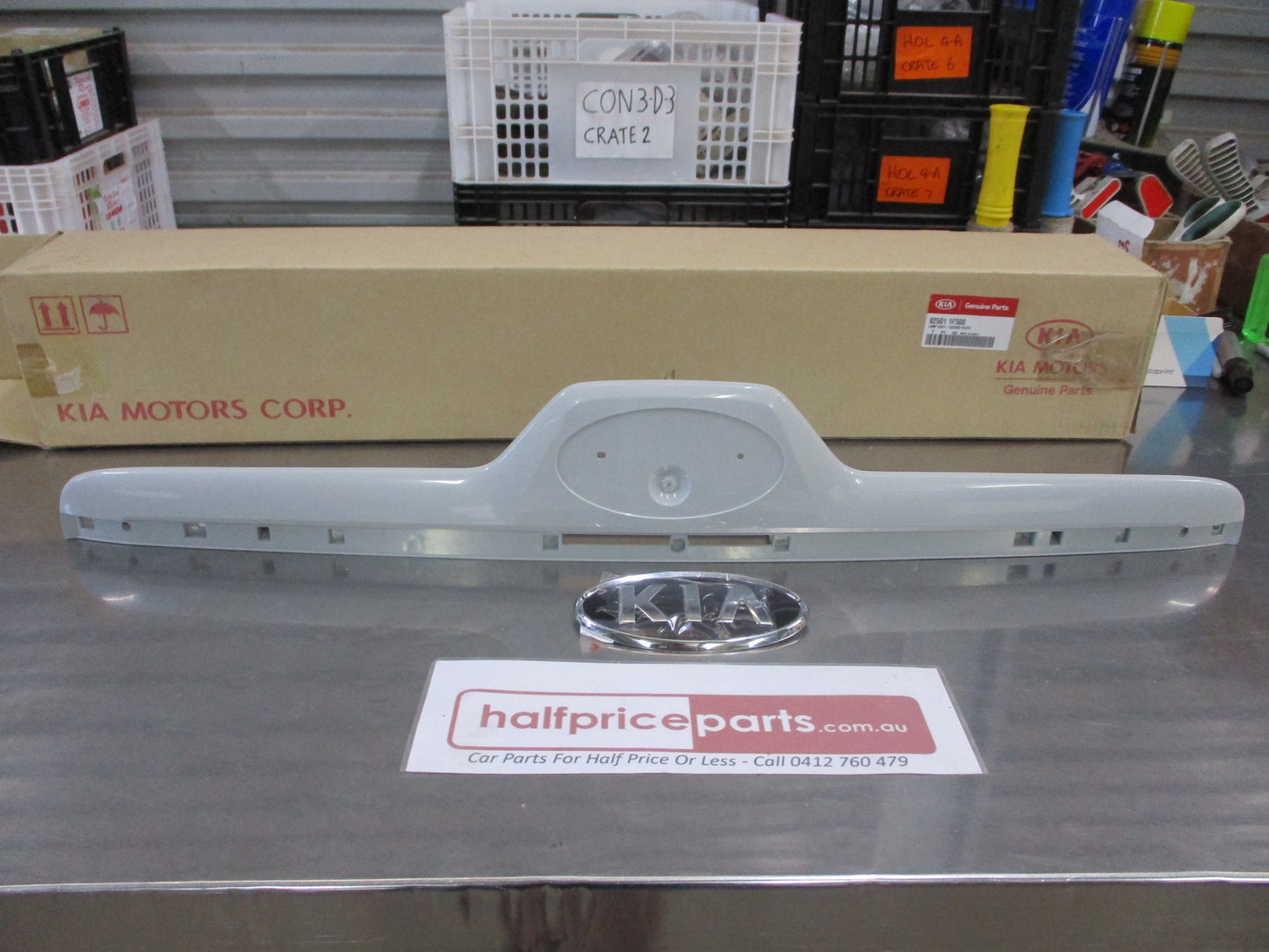 Kia Sportage Genuine rear tailgate garnish/number plate light holder with badge New Part