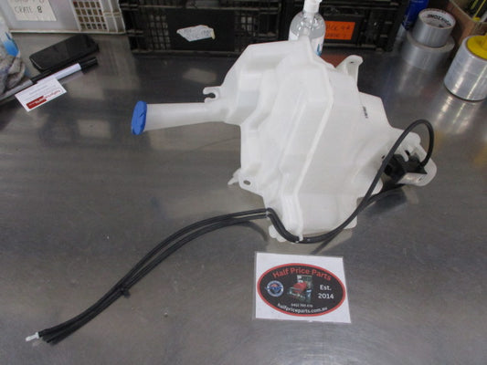Hyundai i30 Genuine Windscreen Reservoir And Pump New Part