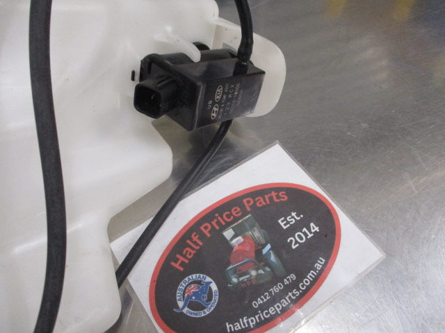 Hyundai i30 Genuine Windscreen Reservoir And Pump New Part