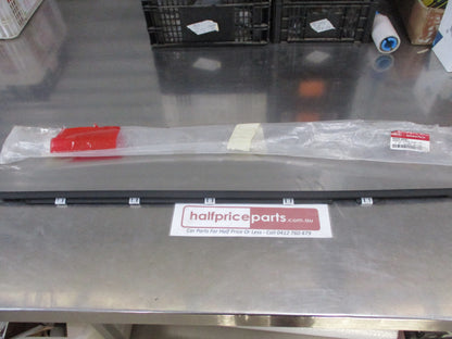 Kia Carnival Genuine Right Hand Rear (Drivers) Side Door Weather Strip New Part