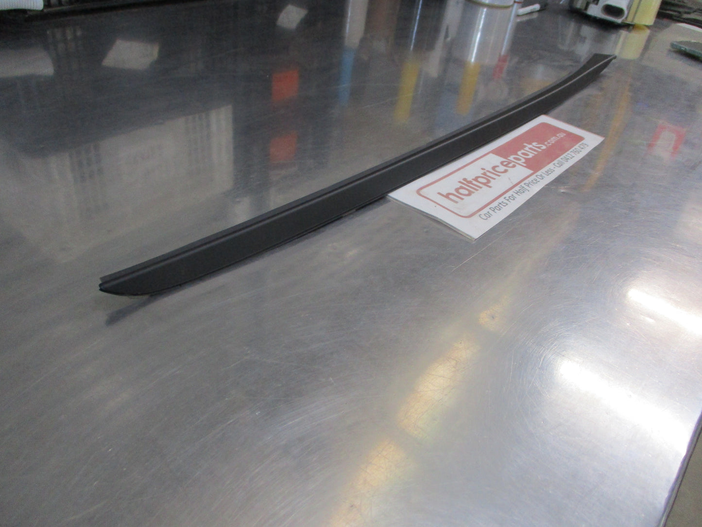 Kia Sorento EX Genuine Windscreen Glass Right Side Moulding New Part