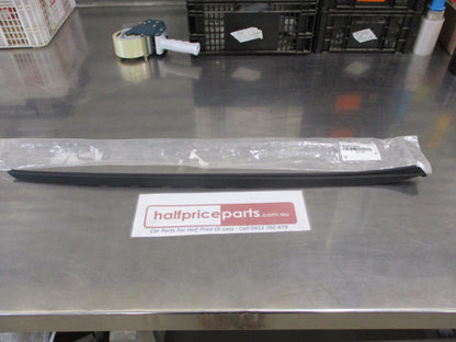 Kia Sorento EX Genuine Windscreen Glass Right Side Moulding New Part