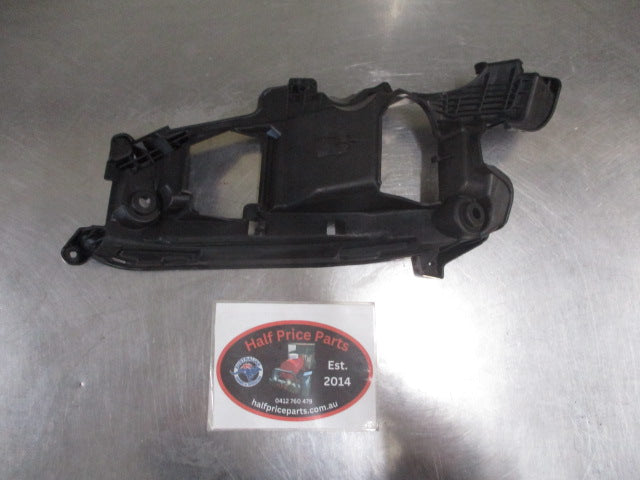 Hyundai Santa Fe Genuine Right Hand Front Fog Light Bracket New Part