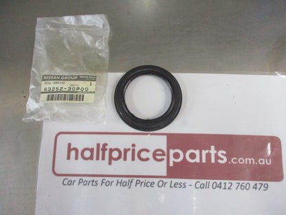 Nissan 300ZX Genuine Rear Hub Grease Seal New Part