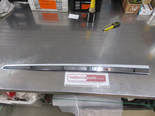 Suzuki Kizashi Genuine Drivers Front Door Outer Moulding (White And Chrome) New Part
