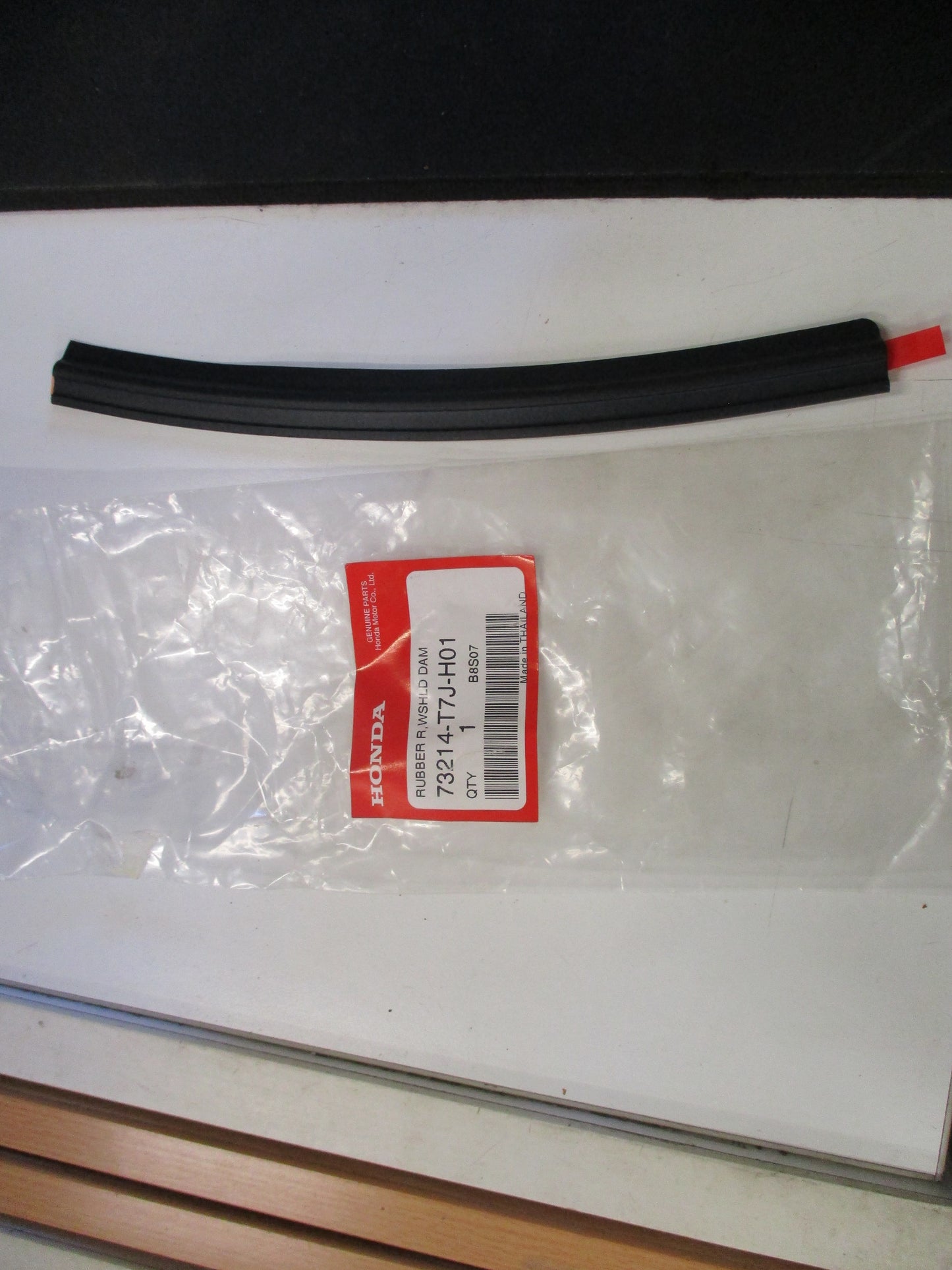 Honda HRV Genuine Rear Windshield Drivers Side Rubber New