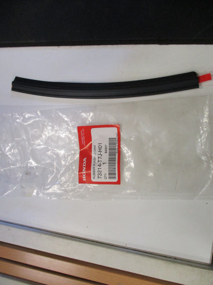 Honda HRV Genuine Rear Windshield Drivers Side Rubber New
