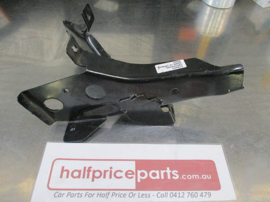 Right Hand Front Bumper Centre Bar Iron Mount Bracket Suits Mazda B2000/B2200/B2600 New Part