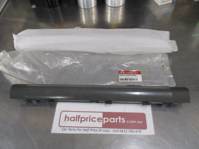 Kia Sportage Genuine Left Hand Front Door Scuff Plate Trim (Light Granite) New Part
