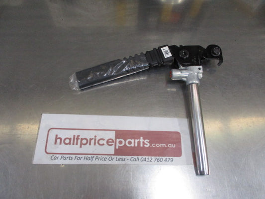 Kia Soul Genuine Right Hand Seat Belt Pretensioner Anchor (Drivers) New Part