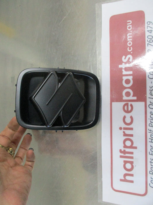 Suzuki Jimny Genuine Front Centre Grille Emblem/Badge Garnish New Part