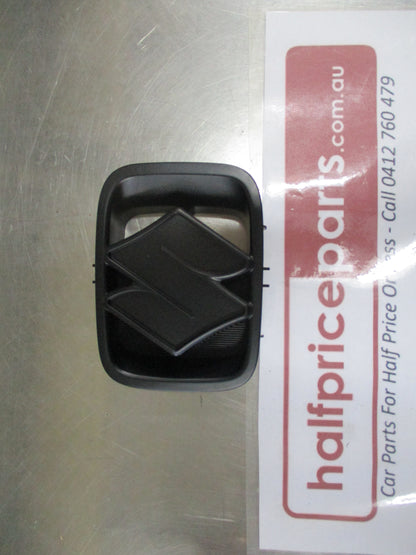 Suzuki Jimny Genuine Front Centre Grille Emblem/Badge Garnish New Part