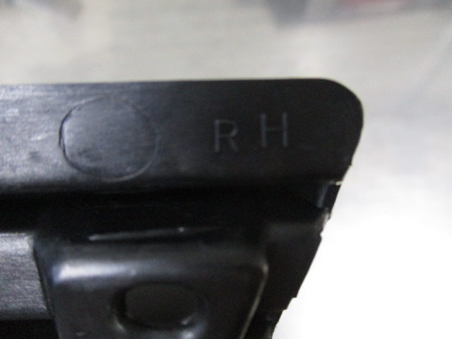 Mitsubishi Magna Genuine Right Hand Front Bumper Corner Grille Insert New Part
