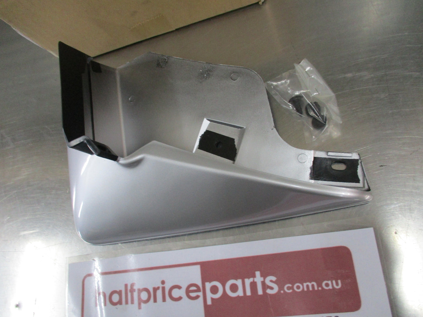 Nissan Elgrand E50 Genuine Front Right Hand Mudguard Painted New Part