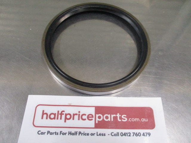 Mitsubishi Fuso Genuine Front Wheel Hub Oil Seal New Part