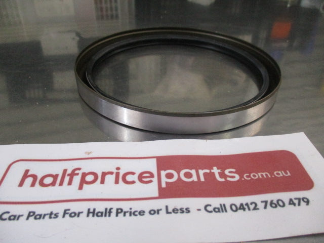 Mitsubishi Fuso Genuine Front Wheel Hub Oil Seal New Part