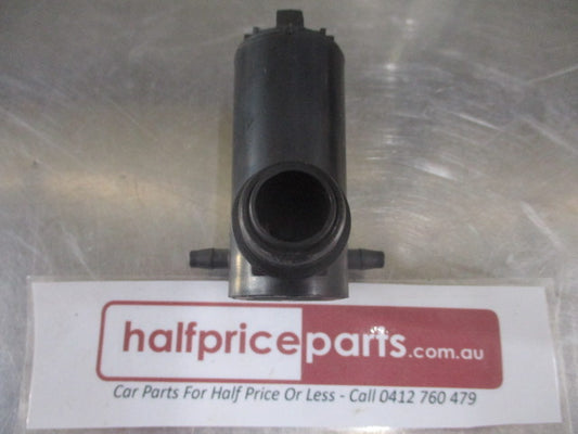 Nice Windscreen Washer Pump Suits Toyota Landcruiser HZJ 60/70/Prado/Tarago New Part