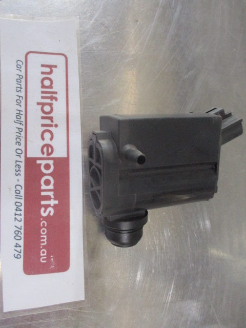 Nice Windscreen Washer Pump Suits Toyota Landcruiser HZJ 60/70/Prado/Tarago New Part