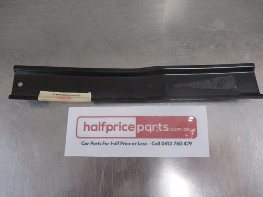 Mitsubishi Pajero Genuine Right Hand Rear Side Bumper Bracket New Part