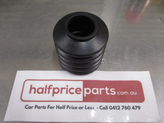 Mitsubishi Fuso Canter Genuine Right Rear Brake Cylinder Boot New Part