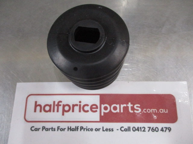 Mitsubishi Fuso Canter Genuine Right Rear Brake Cylinder Boot New Part