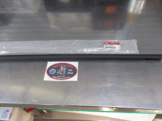 Kia Sportage Genuine Left Hand Front Door Exterior Weatherstrip New Part