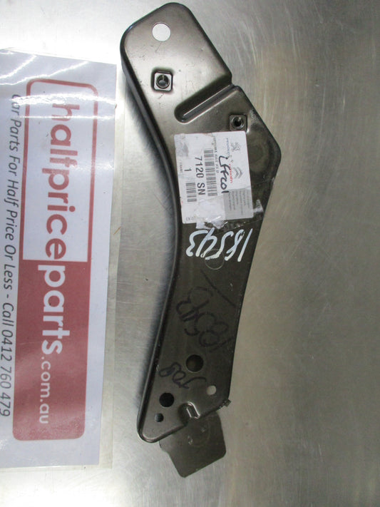 Peugeot 308 T7 Genuine Front Right Hand Guard Bracket New Part