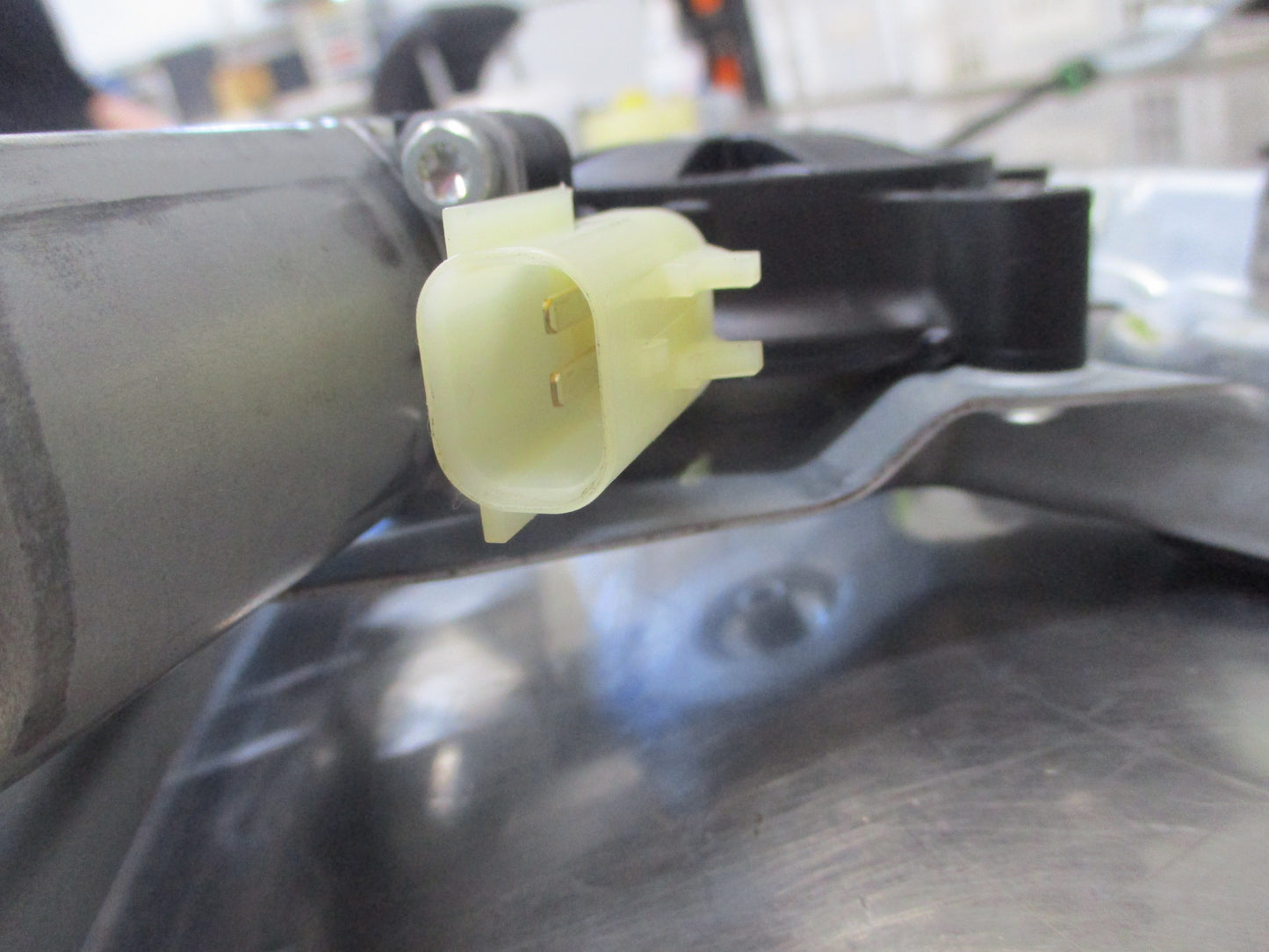 Holden WM Caprice Genuine Right Hand Front Power Window Regulator With Motor (Drivers) New Part