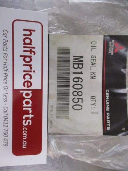 Mitsubishi Pajero/Triton/Van Genuine Front Knuckle Hub Seal New Part