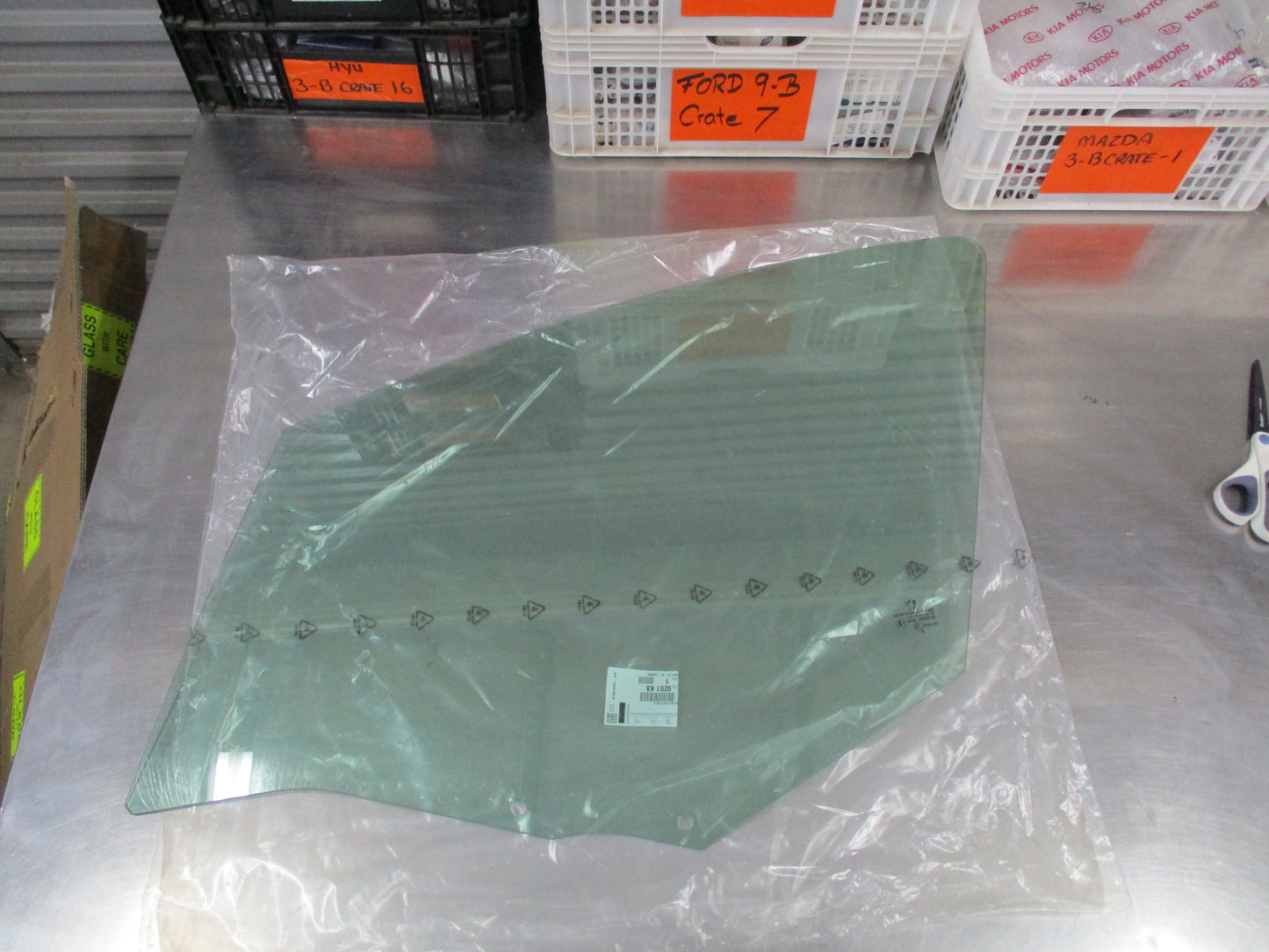 Peugeot 308 Genuine Front Passenger (Left) Side Glass NO CLIPS New