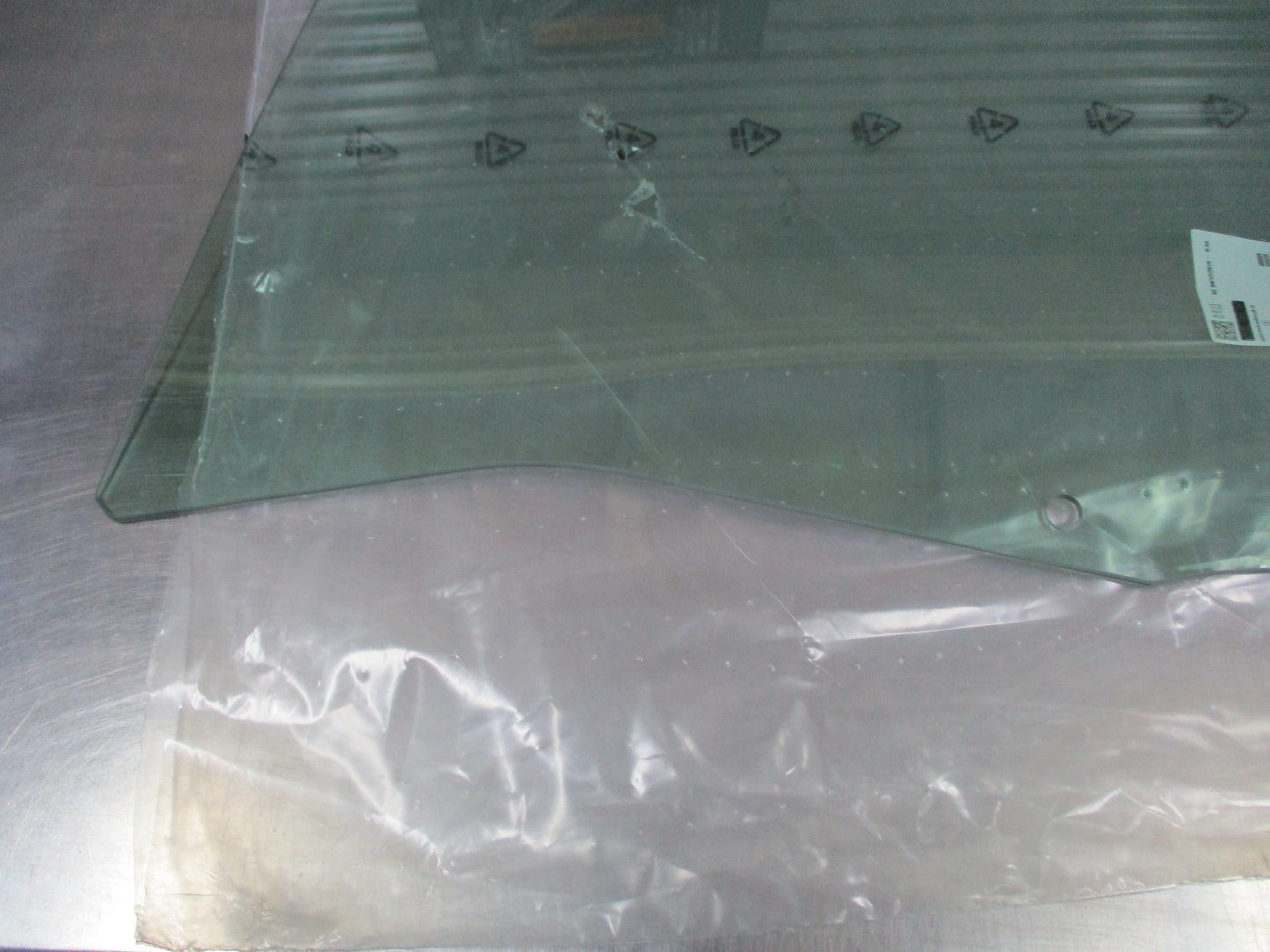 Peugeot 308 Genuine Front Passenger (Left) Side Glass NO CLIPS New