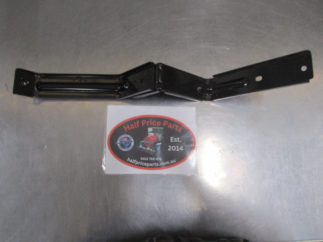 Kia Carnival Lower Front Right hand side Bracket NEW PART