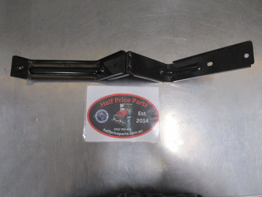Kia Carnival Lower Front Right hand side Bracket NEW PART