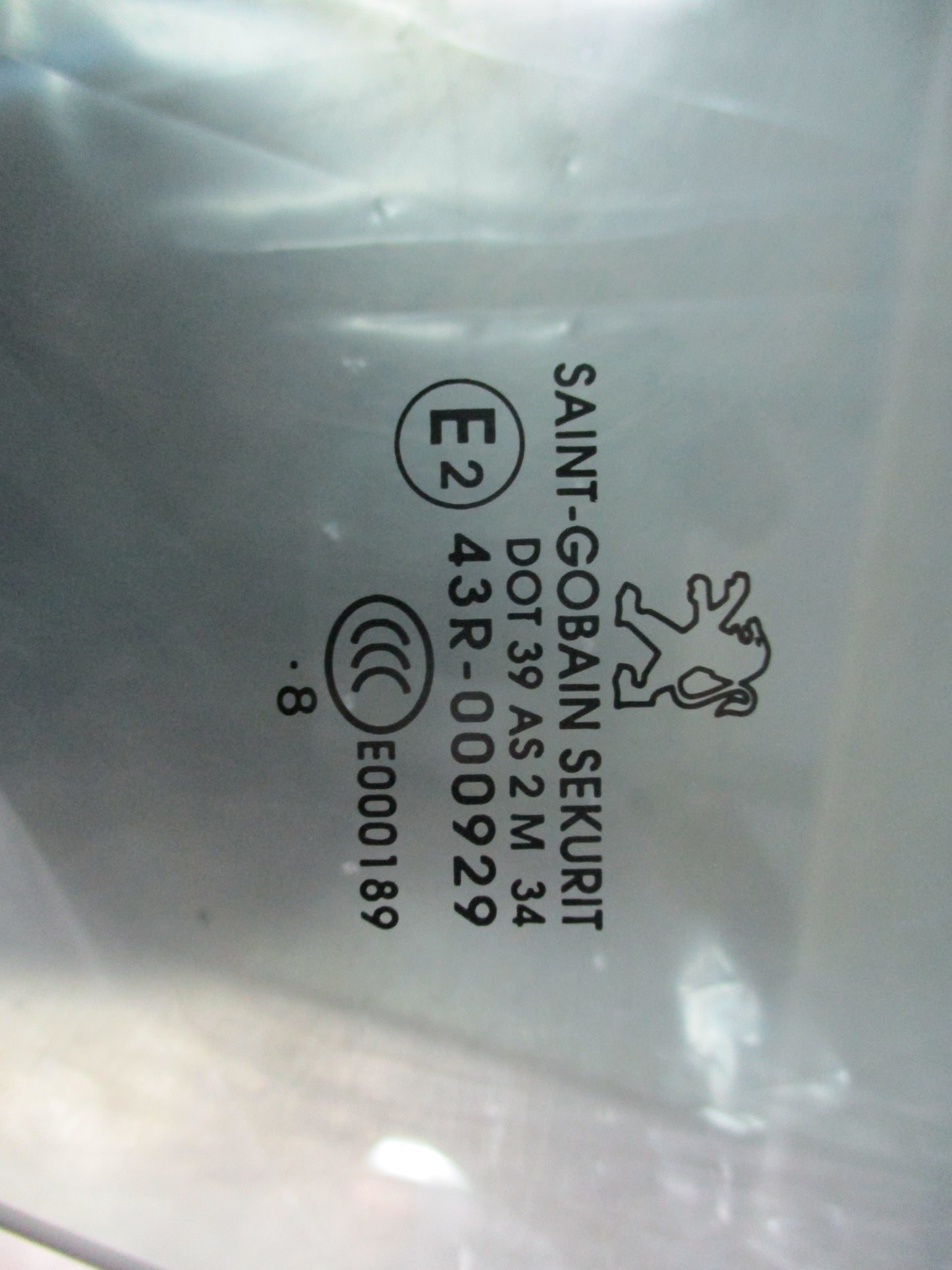Peugeot 308 Genuine Front Passenger (Left) Side Glass NO CLIPS New
