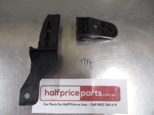 Mitsubishi Pajero Genuine Right Hand Headlight Bracket Assembly New Part