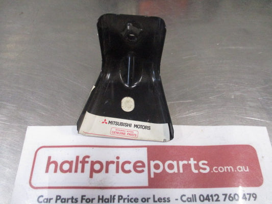 Mitsubishi Outlander Genuine Front Guard Rear Left Hand Apron Panel Bracket New Part