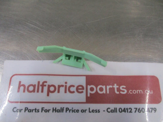 Mitsubishi 380 Genuine Drip Moulding Clip New Part