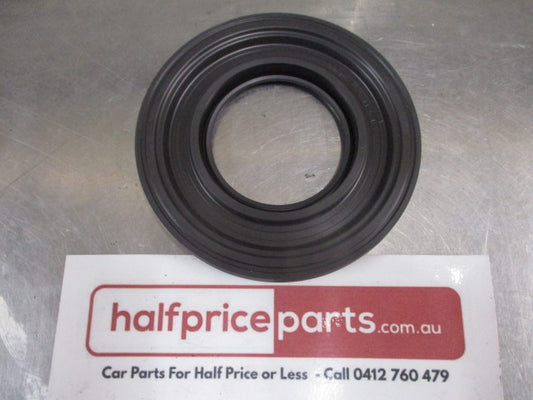 Mitsubishi Canter/Fuso Genuine Rear Axel Wheel Hub Oil Seal New Part