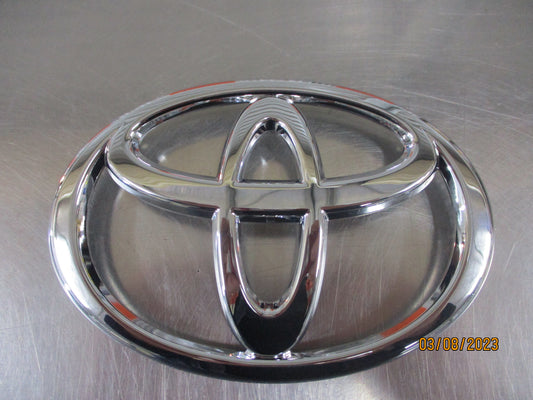 Toyota Prado 120 Genuine Front Grille Emblem New Part