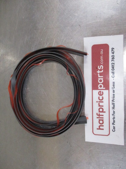 Mitsubishi ML/MN Triton Genuine Right Hand Rear Flare Seal New Part