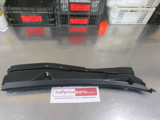 Mitsubishi ML/MN Triton Genuine Right Hand Front Deck Garnish New Part