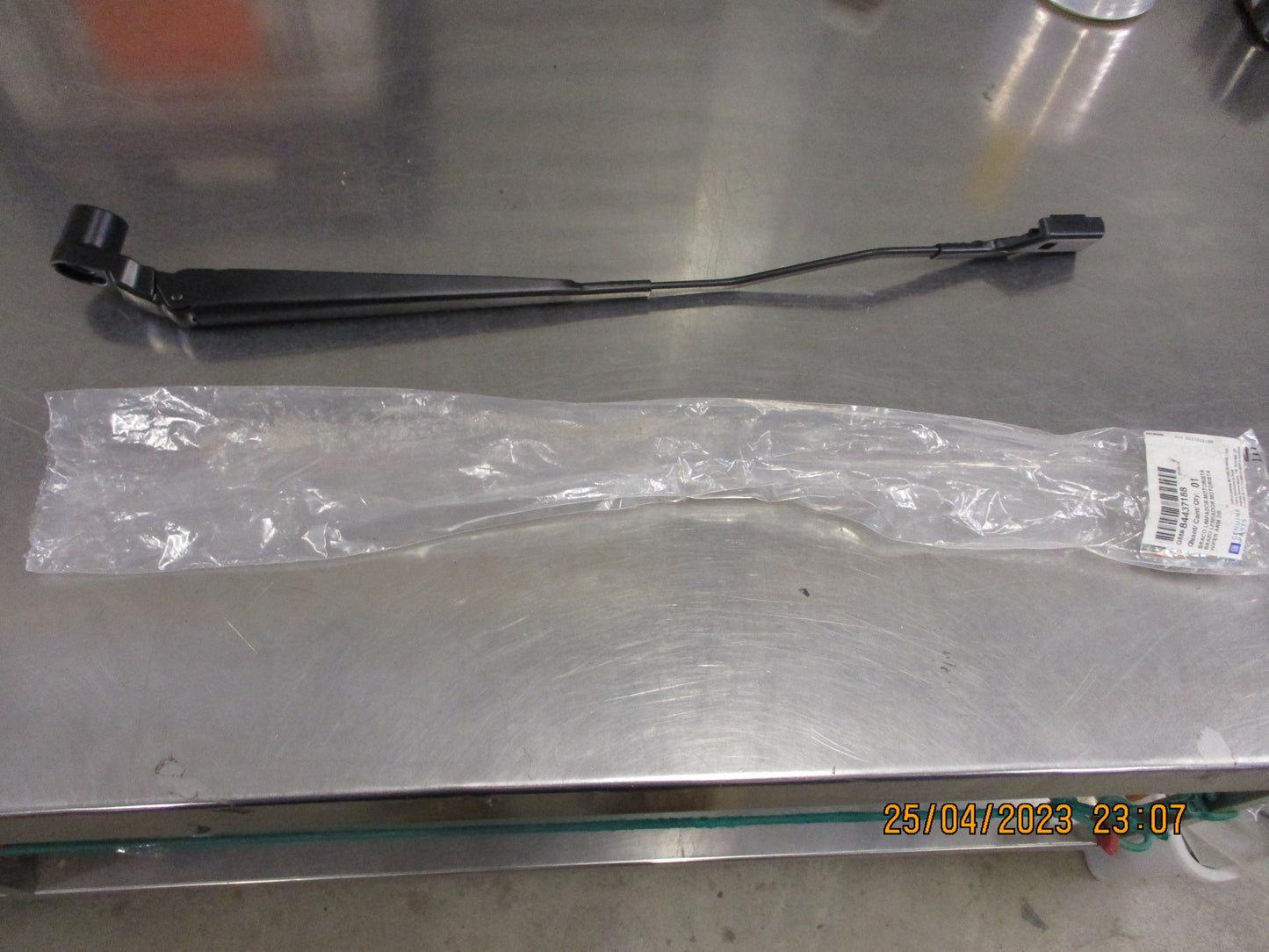 Holden RG Colorado/Trailblazer Genuine Drivers Side Front Wiper Arm New Part