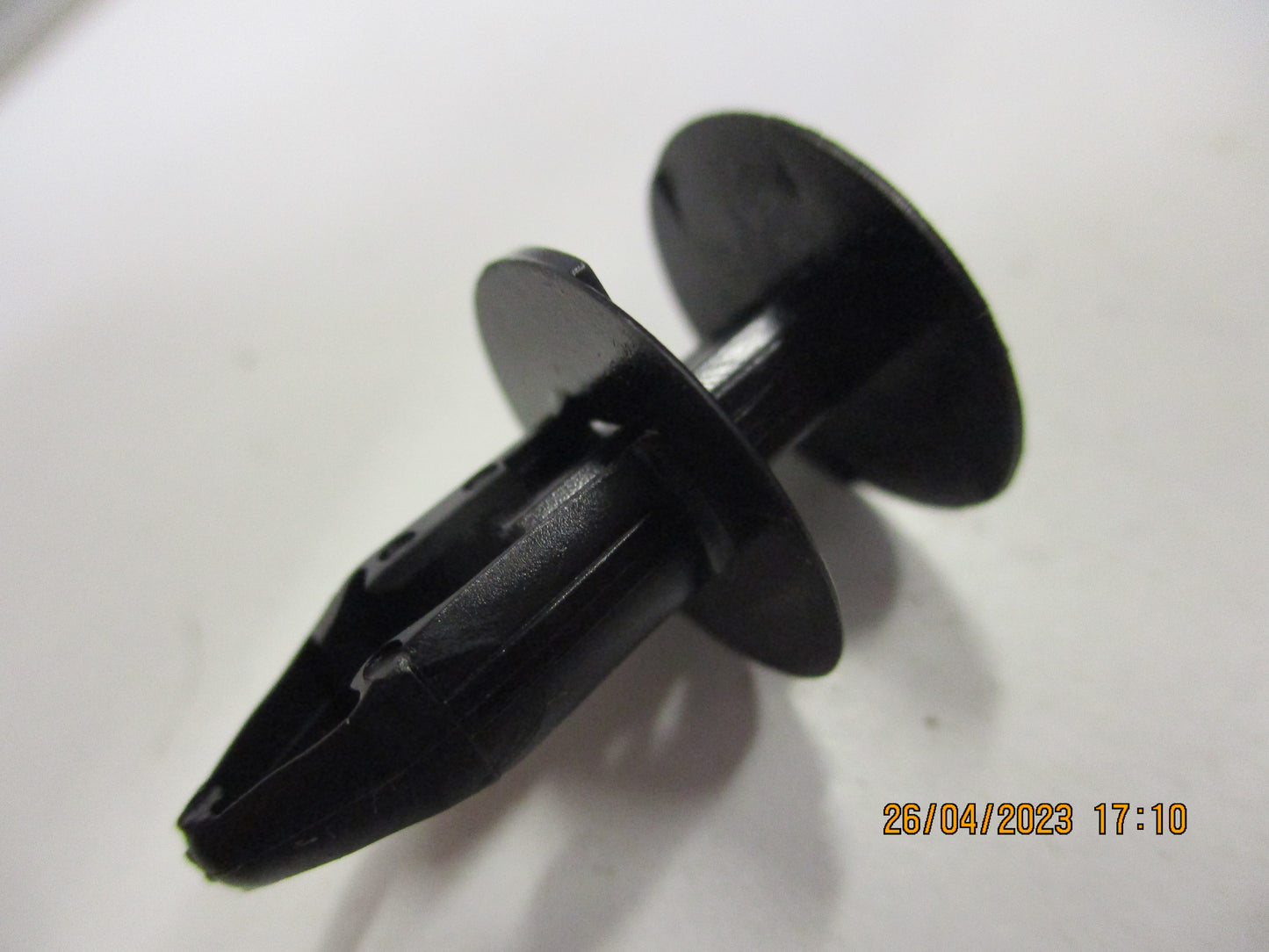 Nissan Dualis J10E-J11E Genuine Front Grille Clips New Part